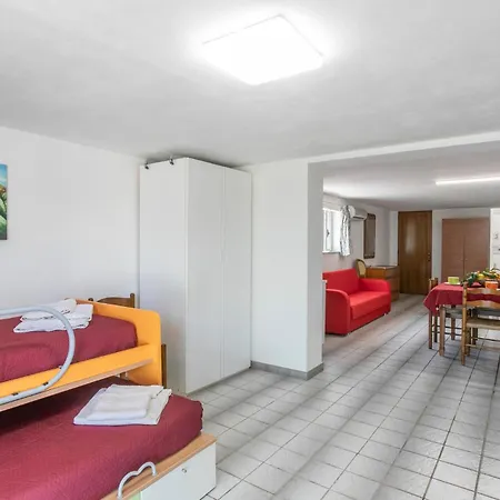 4 Bedroom Awesome In Prázdninový dům Modica