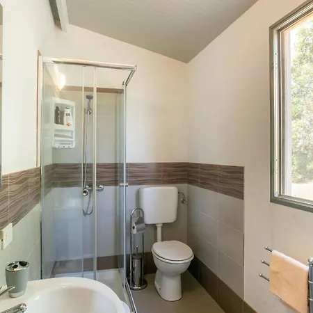 Prázdninový dům 4 Bedroom Awesome In *