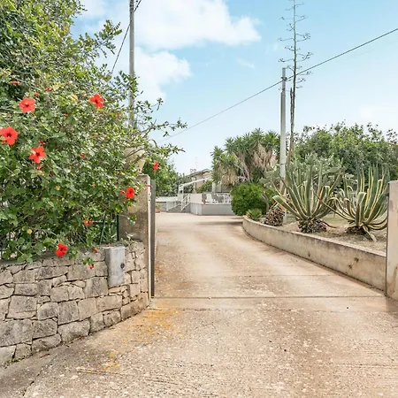 Prázdninový dům 4 Bedroom Awesome In *