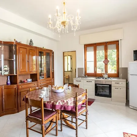 4 Bedroom Awesome In Prázdninový dům Modica